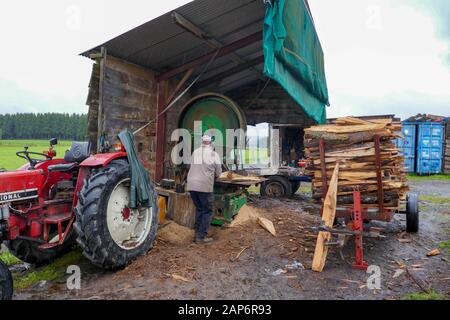 Le sciage sciage à agriculteur big big à l'ancienne vu à Ardennen, Belgique Banque D'Images