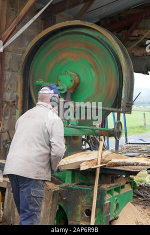 Le sciage sciage à agriculteur big big à l'ancienne vu à Ardennen, Belgique Banque D'Images