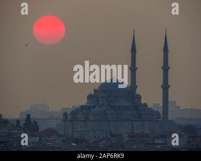 Vue sur le coucher du soleil sur la Mosquée Fatih à Istanbul, en Turquie Banque D'Images