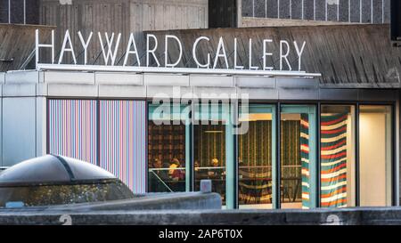 Hayward Gallery London - la Hayward Gallery de style Brutaliste sur la South Bank de Londres a ouvert ses portes en 1968. Banque D'Images