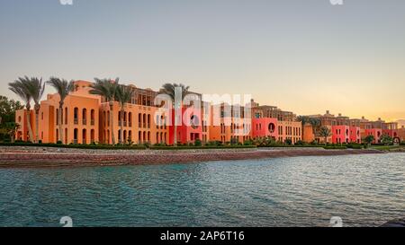 Maisons sur le quai de la lagune sous le soleil du soir à el Gouna Egypte, 8 janvier 2020 Banque D'Images