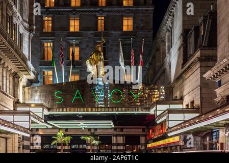 Savoy Hotel London - classic entrée avant de l'hôtel Savoy de luxe Londres, a ouvert en 1889. L'architecte Thomas Edward Collcutt Banque D'Images