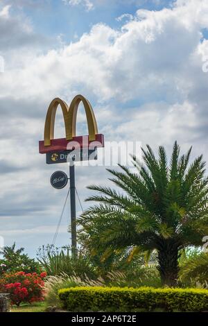 Maurice, décembre 2015 - un signe de MacDonald entouré de plantes exotiques dans l'île tropicale de Maurice Banque D'Images