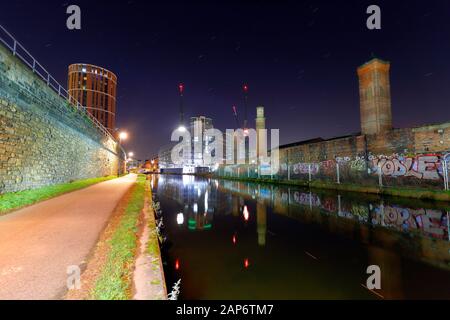 Réflexions dans le canal de Granary Wharf à Leeds.Construction de Mustard Wharf peut être vu dans le centre de pic. Banque D'Images