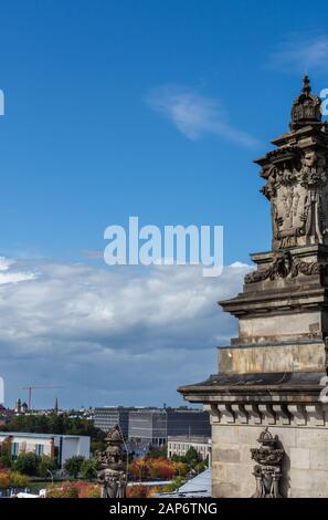 Berlin, Allemagne - 28 septembre 2019 : panorama de la ville de Berlin dans le toit du bâtiment, célèbre Bendestag des bâtiments de la ville Banque D'Images