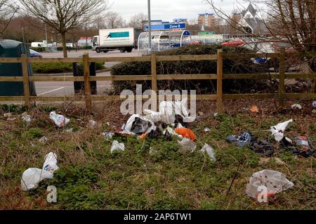 Sacs en plastique déversés à la superboutique Tesco par la Tamise à Reading en 2008 dans le cadre de plans visant à réduire l'offre gratuite de sacs jetables émis par les supermarchés. Banque D'Images