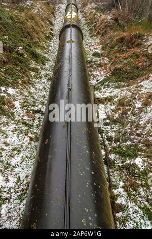 Pipeline de grand diamètre transportant de l'eau pour la centrale hydroélectrique, Ax les Thermes, Pyrénées, France Banque D'Images