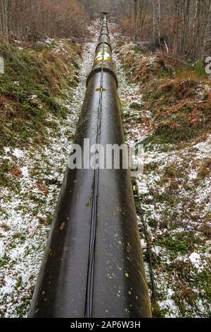 Pipeline de grand diamètre transportant de l'eau pour la centrale hydroélectrique, Ax les Thermes, Pyrénées, France Banque D'Images