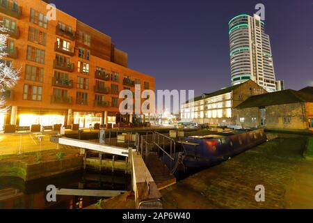 Leeds Liverpool canal à Leeds, avec Bridgewater place appartements résidentiels et tour de détail bloc. Banque D'Images