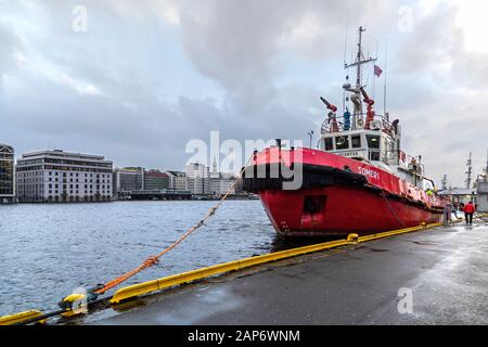 Bateau à remorqueurs russe Sumeri dans le port de Bergen, Norvège. Berthed adjacent à Havnekontoret et Bryggen. Banque D'Images