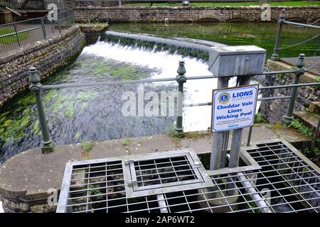 Janvier 2020 - valve de contrôle Sluce sur la rivière Yeo dans la gorge de Cheddar. Banque D'Images