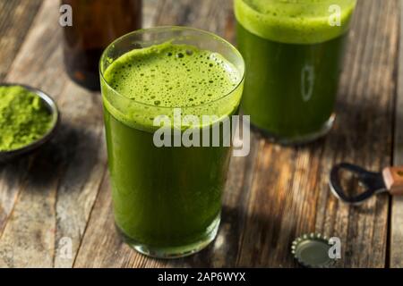 Vert Matcha faits maison dans un verre de bière Banque D'Images