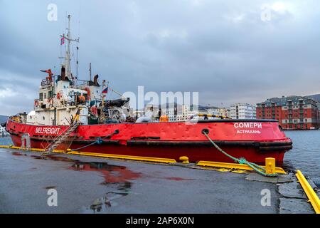 Bateau à remorqueurs russe Sumeri dans le port de Bergen, Norvège. Berthed adjacent à Havnekontoret et Bryggen. Banque D'Images