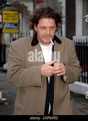 Le célèbre chef Marco Pierre-White quitte les tribunaux de divorce à Holborn en 2008. Banque D'Images