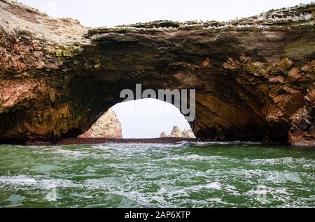 Arche naturelle dans La Réserve nationale de Paracas, Banque D'Images