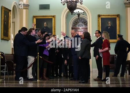 Washington, DC, USA. 21 Jan, 2020. Chef de la minorité du Sénat américain Chuck Schumer (démocrate de New York) s'adresse aux membres des médias au cours des premières vacances de l'impeachment trial du Sénat des États-Unis contre le Président des Etats-Unis, Donald J. Trump au Capitole à Washington, DC, États-Unis, le mardi, Janvier 21, 2020. Credit : Stefani Reynolds/CNP Crédit dans le monde entier | conditions : dpa/Alamy Live News Banque D'Images