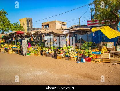 Mbour, Sénégal, AFRIQUE - 22 avril 2019 : marché des fruits de rue où les habitants vendent des fruits tropicaux comme des melons, des mangues, des oranges, des citrons et bien plus encore. Banque D'Images