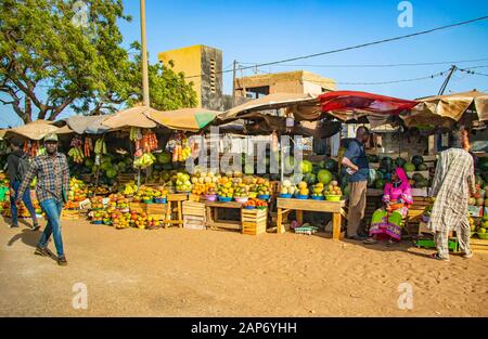 Mbour, Sénégal, AFRIQUE - 22 avril 2019 : marché des fruits de rue où les habitants vendent des fruits tropicaux comme des melons, des mangues, des oranges, des citrons et bien plus encore. I Banque D'Images