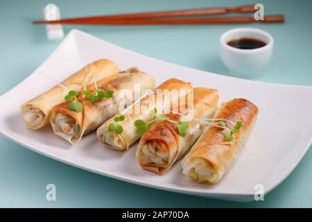 Des rouleaux de printemps avec les germes et servi avec de la sauce soja Banque D'Images