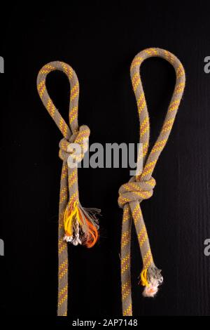 Deux boucles en corde épaisse. Noeud en forme de boucle. Fond sombre. Banque D'Images