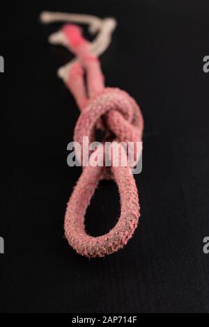Boucle en corde épaisse. Noeud en forme de boucle. Fond sombre Banque D'Images