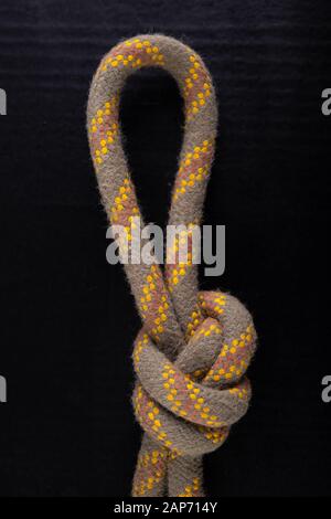 Boucle en corde épaisse. Noeud en forme de boucle. Fond sombre Banque D'Images