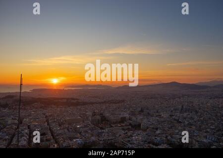 Coucher du soleil à Athènes sur un ciel nuageux avec une vue sur la ville depuis la colline de Lycabettus Banque D'Images