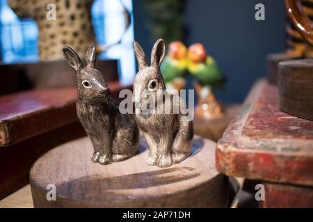 Londres, Royaume-Uni - 23 décembre 2019, l'intérieur du magasin Liberty sur Regent Street. Deux figurines en porcelaine de lièvres sur une table à vendre. Banque D'Images