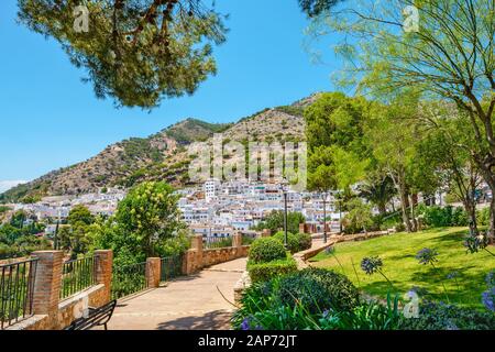 Parc public (Parque la Muralla) du village blanchi à la chaux de Mijas. Andalousie, Espagne, Europe Banque D'Images