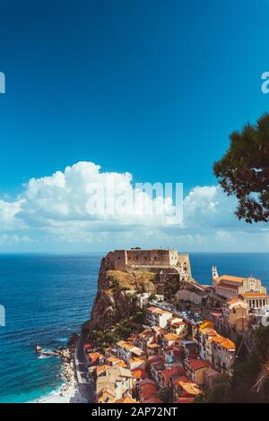 Vue typique sur le château de Ruffo à Scilla Calabria avec un superbe panorama rétro vintage photo verticale. Banque D'Images