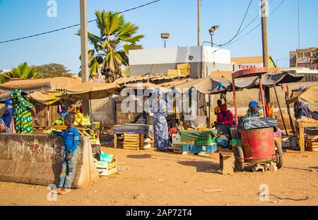 Mbour, Sénégal, AFRIQUE - 22 avril 2019 : marché des fruits de rue où les habitants vendent des fruits tropicaux comme des melons, des mangues, des oranges, des citrons et bien plus encore. Banque D'Images