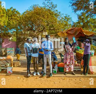 Mbour, Sénégal, AFRIQUE - 22 avril 2019 : marché des fruits de rue où les habitants vendent des fruits tropicaux comme des melons, des mangues, des oranges, des citrons et bien plus encore. Là Banque D'Images