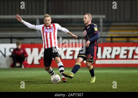 Exeter, Royaume-Uni. 21 Jan, 2020. Parrett Dean de Stevenage et Dean Moxey d'Exeter City au cours de l'EFL Football League Trophy match entre la Ville d'Exeter et Stevenage à St James' Park, Exeter, Angleterre le 21 janvier 2020. Photo par Dave Peters. Usage éditorial uniquement, licence requise pour un usage commercial. Aucune utilisation de pari, de jeux ou d'un seul club/ligue/dvd publications. Credit : UK Sports Photos Ltd/Alamy Live News Banque D'Images