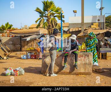 Mbour, Sénégal, AFRIQUE - 22 avril 2019 : marché des fruits de rue où les habitants vendent des fruits tropicaux comme des melons, des mangues, des oranges, des citrons et bien plus encore. Un groupe Banque D'Images