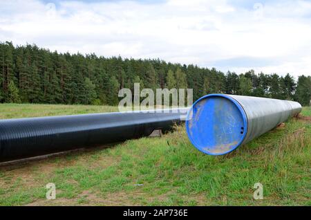 Travaux de construction de pipelines de gaz naturel. Un puits creusé dans le sol pour l'installation et l'installation de tuyaux d'huile et de gaz industriel. Underground Banque D'Images