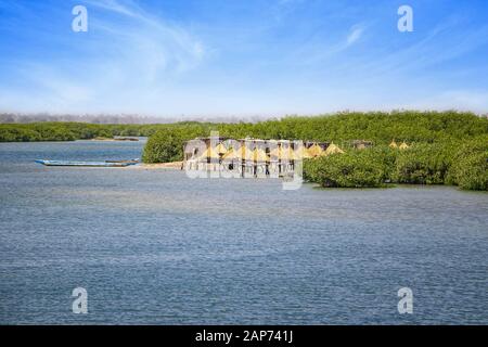 Joal Fadiouth, ancien loft millet dans les pieux se tient au-dessus du niveau de la mer, dans le lagon. Il est proche d'une ville chrétienne sur une petite île au sud de Banque D'Images