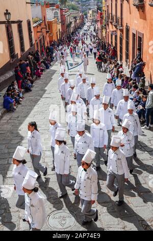 San Miguel de Allende, Mexique. 21 Jan, 2020. Chefs de restaurant en mars un défilé pour célébrer la 251st anniversaire de l'indépendance mexicaine hero Ignacio Allende, 21 janvier 2020 à San Miguel de Allende, Guanajuato, Mexique. Allende, d'une famille aisée de San Miguel a joué un rôle majeur dans la guerre contre l'indépendance de l'Espagne en 1810 et, plus tard, honoré par sa ville natale en ajoutant son nom. Credit : Planetpix/Alamy Live News Banque D'Images