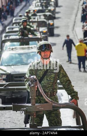 San Miguel de Allende, Mexique. 21 Jan, 2020. Membres de l'armée mexicaine ride véhicules militaires dans un défilé pour célébrer la 251st anniversaire de l'indépendance mexicaine hero Ignacio Allende, 21 janvier 2020 à San Miguel de Allende, Guanajuato, Mexique. Allende, d'une famille aisée de San Miguel a joué un rôle majeur dans la guerre contre l'indépendance de l'Espagne en 1810 et, plus tard, honoré par sa ville natale en ajoutant son nom. Credit : Planetpix/Alamy Live News Banque D'Images