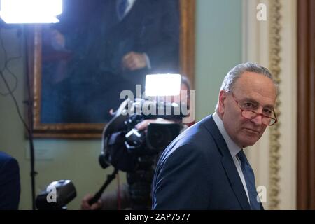 Washington, DC, États-Unis . 21 janvier 2020. Chuck Schumer (démocrate de New York), leader minoritaire du Sénat américain, s'adresse aux membres des médias lors de la première suspension du procès de destitution du Sénat américain contre le président américain Donald J. Trump au Capitole des États-Unis à Washington, DC, États-Unis, le mardi 21 janvier 2020. Crédit: Stefani Reynolds/CNP /MediaPunch crédit: MediaPunch Inc/Alay Live News Banque D'Images