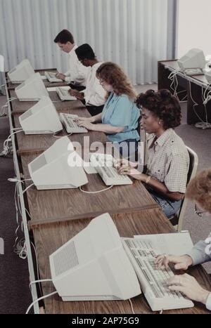 Austin, Texas, États-Unis. Feb 24, 2019. 1990 temporaire de travailleurs du recensement des États-Unis reçoivent une formation à l'échelle régionale, 2010 centre de données au début du printemps (date précise inconnue) avant le 1er avril 1990, compter il y a 30 ans. Le recensement de 1990 a dénombré quelque 250 millions de personnes vivant aux États-Unis. Credit : Bob Daemmrich/ZUMA/Alamy Fil Live News Banque D'Images