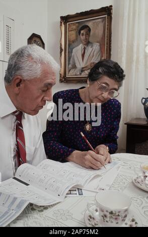 Austin, Texas, États-Unis. 1er mars, 1990. Les citoyens américains à San Antonio, Texas remplissez le formulaire du recensement des États-Unis de 1990 à la maison au début du printemps (date précise inconnue) avant le 1er avril 1990, compter il y a 30 ans. Le recensement de 1990 a dénombré quelque 250 millions de personnes vivant aux États-Unis. Credit : Bob Daemmrich/ZUMA/Alamy Fil Live News Banque D'Images