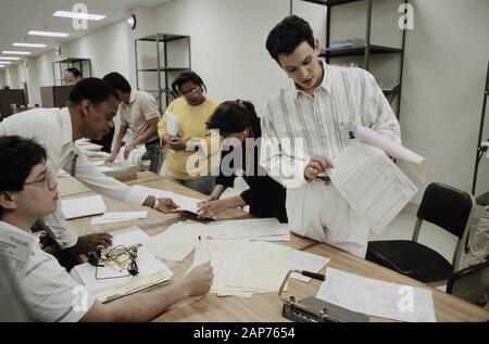 1 mars 1990, Austin, Texas, USA : United States Census 1990 temporaire les travailleurs reçoivent une formation à l'Austin, TX régional centre de données au début du printemps (date précise inconnue) avant le 1er avril 1990, compter il y a 30 ans. Le recensement de 1990 a dénombré quelque 250 millions de personnes vivant aux États-Unis. (Crédit Image : © Bob Daemmrich/Zuma sur le fil) Banque D'Images