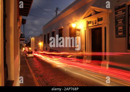 San Juan est renommée mondiale pour ses maisons colorées, ses ruelles pavées sinueuses et ses nombreux sites historiques datant de l'époque coloniale Banque D'Images