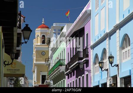 San Juan est renommée mondiale pour ses maisons colorées, ses ruelles pavées sinueuses et ses nombreux sites historiques datant de l'époque coloniale Banque D'Images