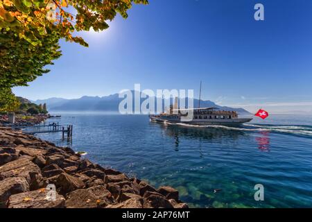 Vieux bateau à vapeur sur le lac Léman de Genève à Montreux par belle journée, Suisse Banque D'Images