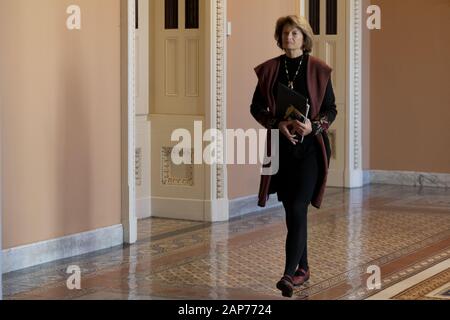 Washington, District de Columbia, Etats-Unis. 21 Jan, 2020. Le sénateur républicain Lisa Murkowski (AK) quitte la salle Mansfield, S207, et des promenades par le réveil de l'Ohio avant d'entrer dans la chambre du Sénat le jour 2 de l'accusation de Donald John Trump, le 21 janvier 2020 Credit : Douglas Christian/ZUMA/Alamy Fil Live News Banque D'Images