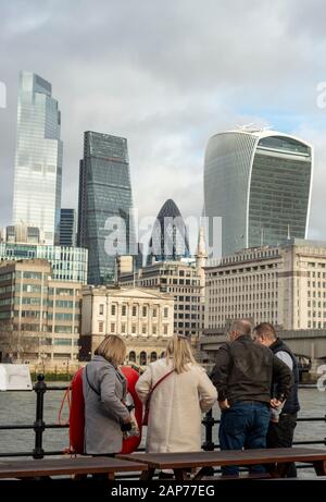 Groupe de touristes à Pickfords Wharf appréciant la vue sur la Tamise à la ville de Londres en 2020 Banque D'Images