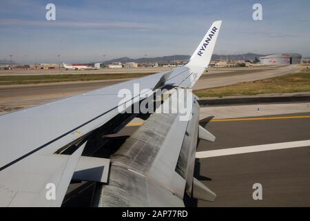 Airbus WiNG Ryanair, atterrissage à l'aéroport de Barcelone Espagne Europe Banque D'Images