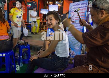 Massage thaïlandais tok tok personnes dans la rue Bangkok, Thaïlande Banque D'Images