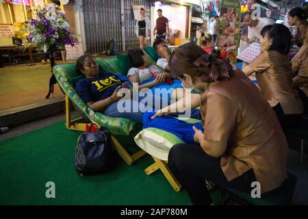 Groupe de massage thaïlandais de personnes dans la rue Bangkok, Thaïlande Banque D'Images